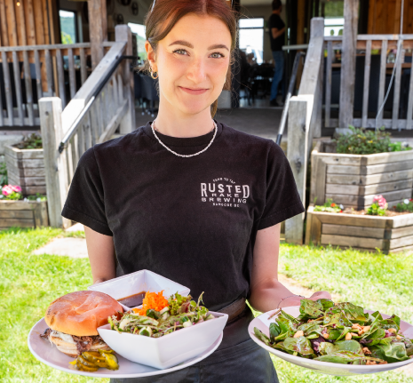 waitress-serving-food-outside